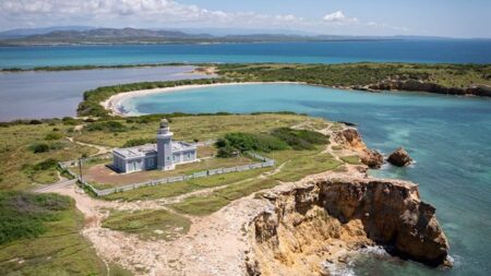 Faro de Los Morrillos y Playa La Playuela