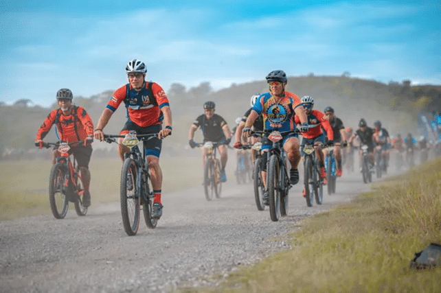 Corredores de MTB en un camino de tierra